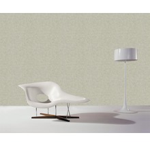 Aménagement intérieur lumineux avec papier peint, fauteuil et lampadaire