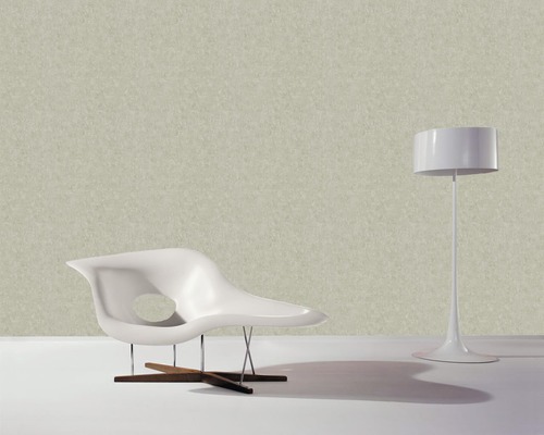 Aménagement intérieur lumineux avec papier peint, fauteuil et lampadaire