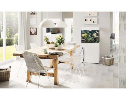 Helles Esszimmer mit Holztisch, Stühlen und Aquarium.