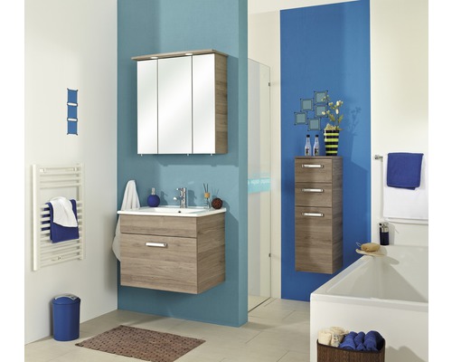 Salle de bains avec lavabo, armoire de toilette et armoire haute aspect bois