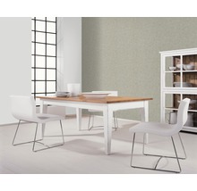 Salle à manger avec table, chaises et vitrine