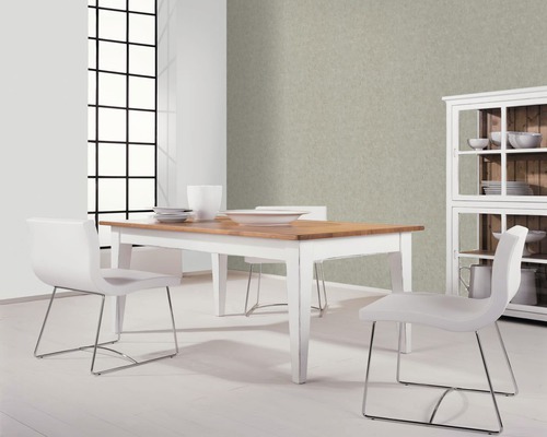 Salle à manger avec table, chaises et vitrine