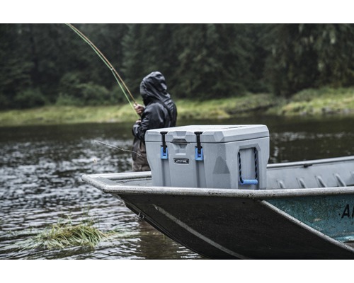 Graue Kühlbox von Lifetime auf einem Boot beim Angeln.