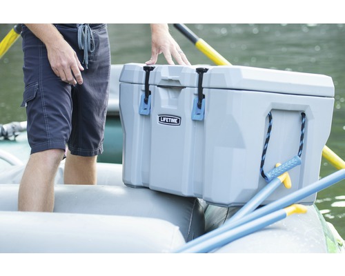 Graue Kühlbox der Marke Lifetime auf einem Schlauchboot