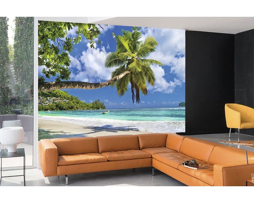 Wohnzimmer mit Fototapete mit Strandmotiv und Palme