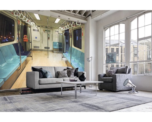 Wohnraum mit Fototapete eines U-Bahn-Wagons, Sofa, Sessel, Couchtisch und Teppich