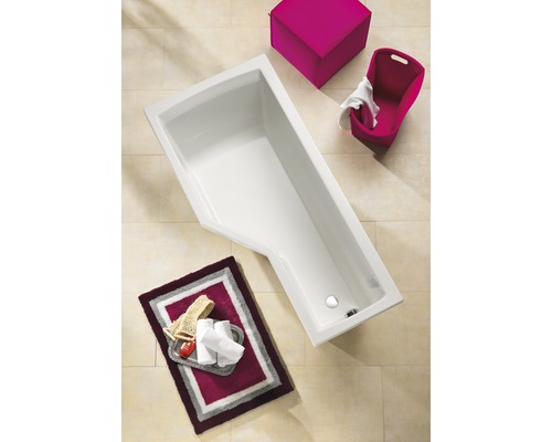 Vue de dessus d''une baignoire rectangulaire dans une salle de bains avec tapis de bain, tabouret et panier à linge