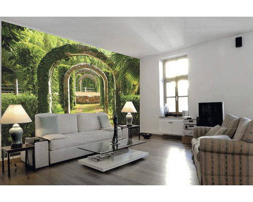 Helles Wohnzimmer mit Fototapete mit Gartenmotiv, Bögen und Pflanzen