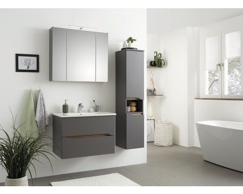 Salle de bain lumineuse avec meuble sous-lavabo, armoire de toilette et armoire haute en gris
