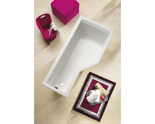 Aufnahme von Badewanne mit Badtextilien und Badaccessoires im Badezimmer