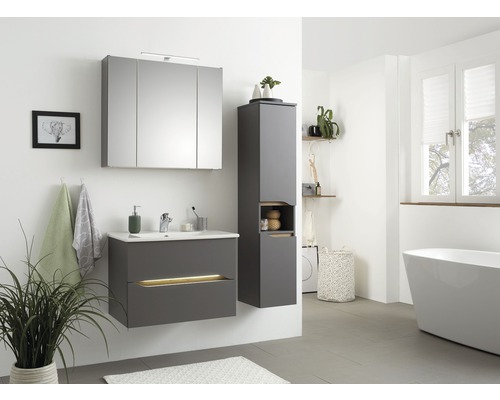 Salle de bain avec lavabo, armoire de toilette et armoire haute dans un design moderne