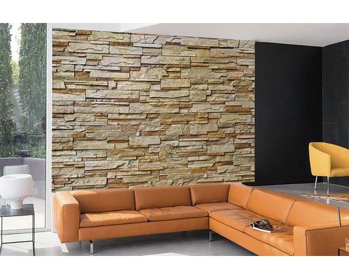 Salon avec papier peint mural en pierre et canapé en cuir