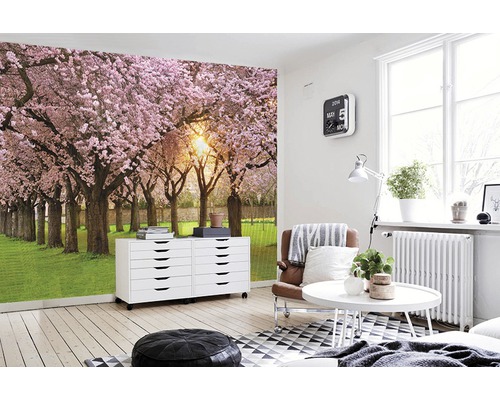 Helles Wohnzimmer mit Fototapete eines blühenden Parks im Frühling