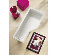 Aufnahme von oben einer Badewanne mit Bad-Accessoires