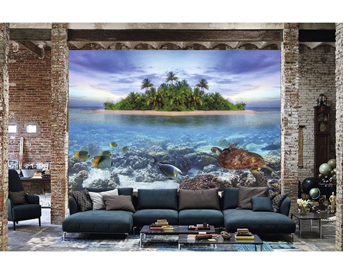 Espace de vie avec papier peint photo représentant une île tropicale, des poissons et une tortue