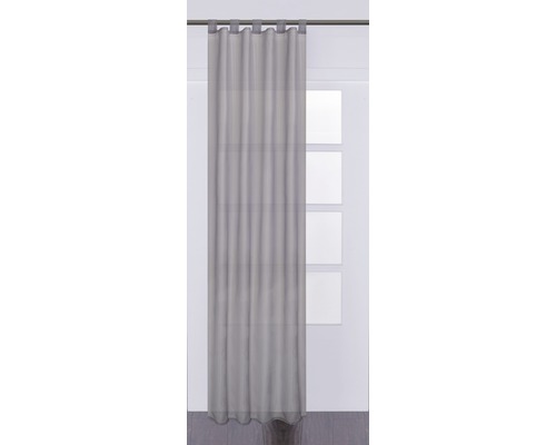 Rideau gris à passants devant une fenêtre.