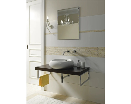 Modernes Badezimmer mit Waschtisch, Spiegel und Wandleuchte