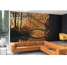 Wandbild mit Waldlandschaft, Brücke und See in einem Wohnzimmer