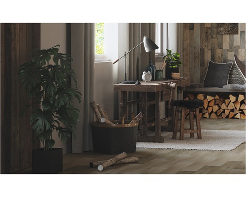 Salon avec établi, plante d''intérieur, panier à bois et étagère à bois de cheminée pour un décor rustique.