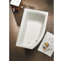 Eckbadewanne in einem Badezimmer mit Holzfliesen