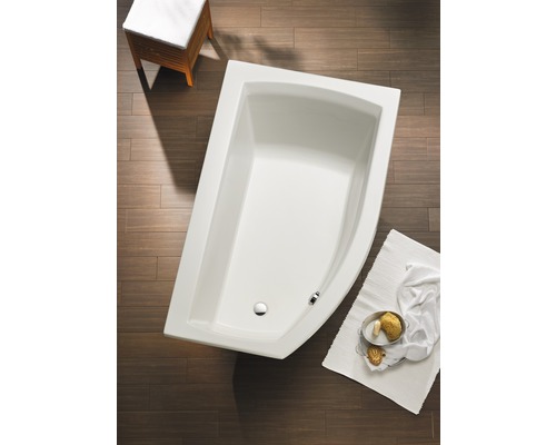 Eckbadewanne in einem Badezimmer mit Holzfliesen