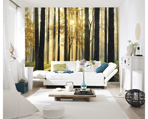 Wohnzimmer mit Waldtapete, Sofa, Tisch und Dekorationen für eine helle und natürliche Atmosphäre.