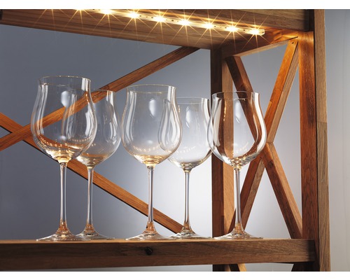 Weinregal aus Holz mit fünf Weingläsern und LED-Beleuchtung