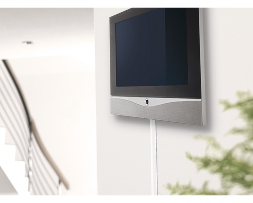 An der Wand montierter Fernseher mit Kabelkanal in einem hellen Raum.