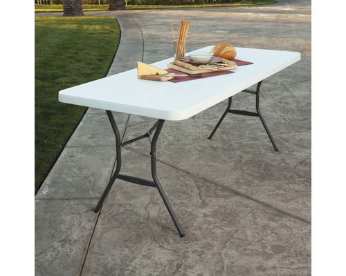 Table pliante blanche avec nourriture pour l''extérieur