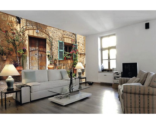 Salon avec papier peint photo avec mur en pierre et volets