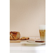 Nature morte avec pain, tranches de pain et latte macchiato sur une table.