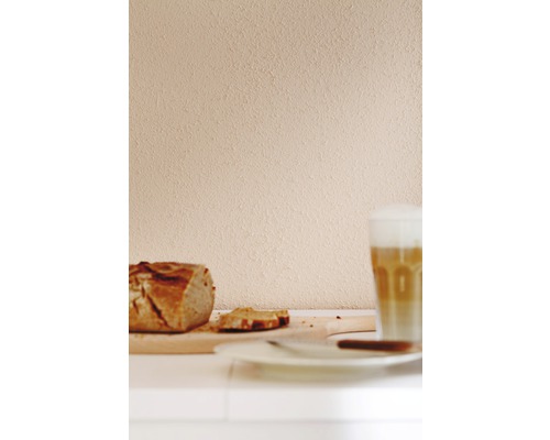 Nature morte avec pain, tranches de pain et latte macchiato sur une table.