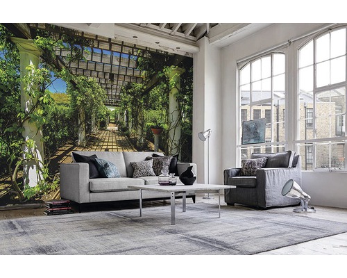 Salon lumineux avec papier peint photo, canapé, fauteuil et tapis