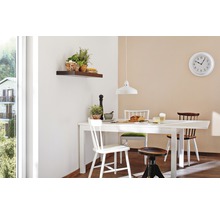 Salle à manger lumineuse avec table, chaises, étagère murale et suspension