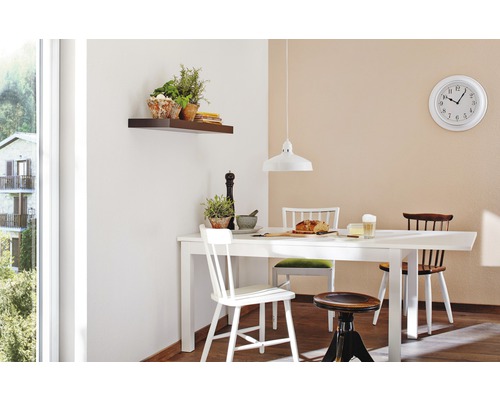 Salle à manger lumineuse avec table, chaises, étagère murale et suspension