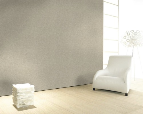 Pièce lumineuse avec panneaux muraux, fauteuil et lampadaire