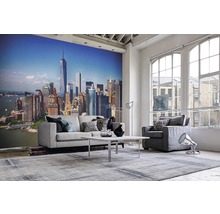 Wohnzimmer mit New York Skyline Fototapete, Sofa, Sessel, Teppich und Tisch