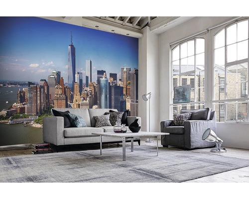 Wohnzimmer mit New York Skyline Fototapete, Sofa, Sessel, Teppich und Tisch