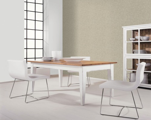 Salle à manger lumineuse avec table en bois, chaises et vaisselier