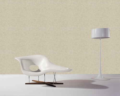 Papier peint intissé beige dans une pièce avec lampe et fauteuil