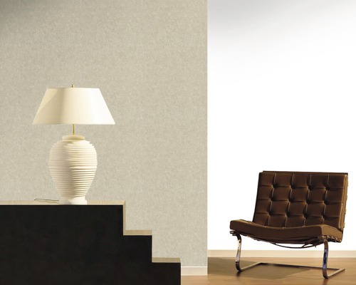 Aperçu de la pièce avec papier peint beige, lampe et fauteuil