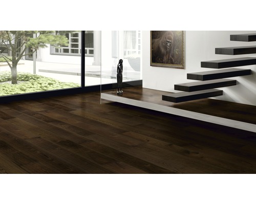 Innenraum mit dunklem Holzboden und Treppe mit freitragenden Stufen