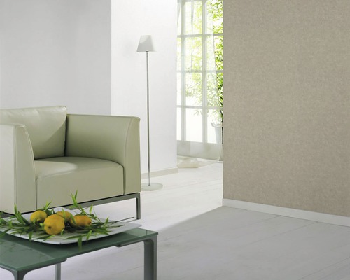 Salon lumineux avec fauteuil, lampadaire et papier peint à motifs
