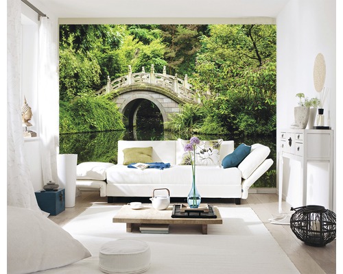 Salon avec papier peint photo d''un pont en pierre au-dessus d''un lac