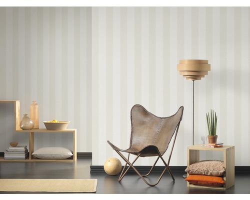 Intérieur avec papier peint rayé, fauteuil, lampadaire et étagères pour la décoration