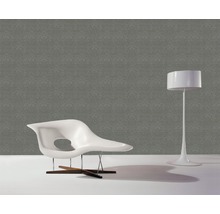 Raumansicht mit gemusterter Tapete, Sessel und Stehlampe