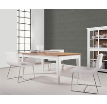 Esszimmer mit Esstisch, Stühlen und Vitrine