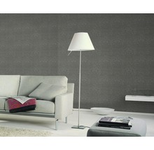 Wohnzimmer mit gemusterter Tapete, Sofa und Stehlampe