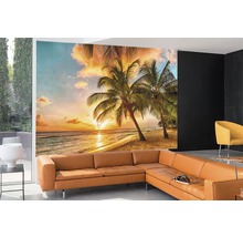 Wandbild mit Palmenmotiv in einem Wohnraum mit Sofa