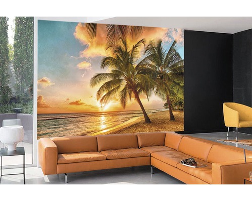 Papier peint à motif de palmiers dans un salon avec canapé